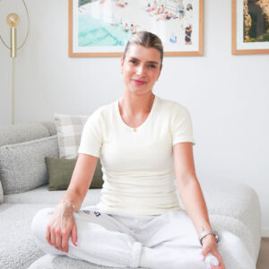 Lady wearing a Thermo Fleece Sensitive white Merino t shirt