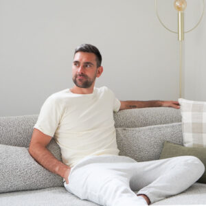 Man wearing a Thermo Fleece Sensitive white Merino t shirt
